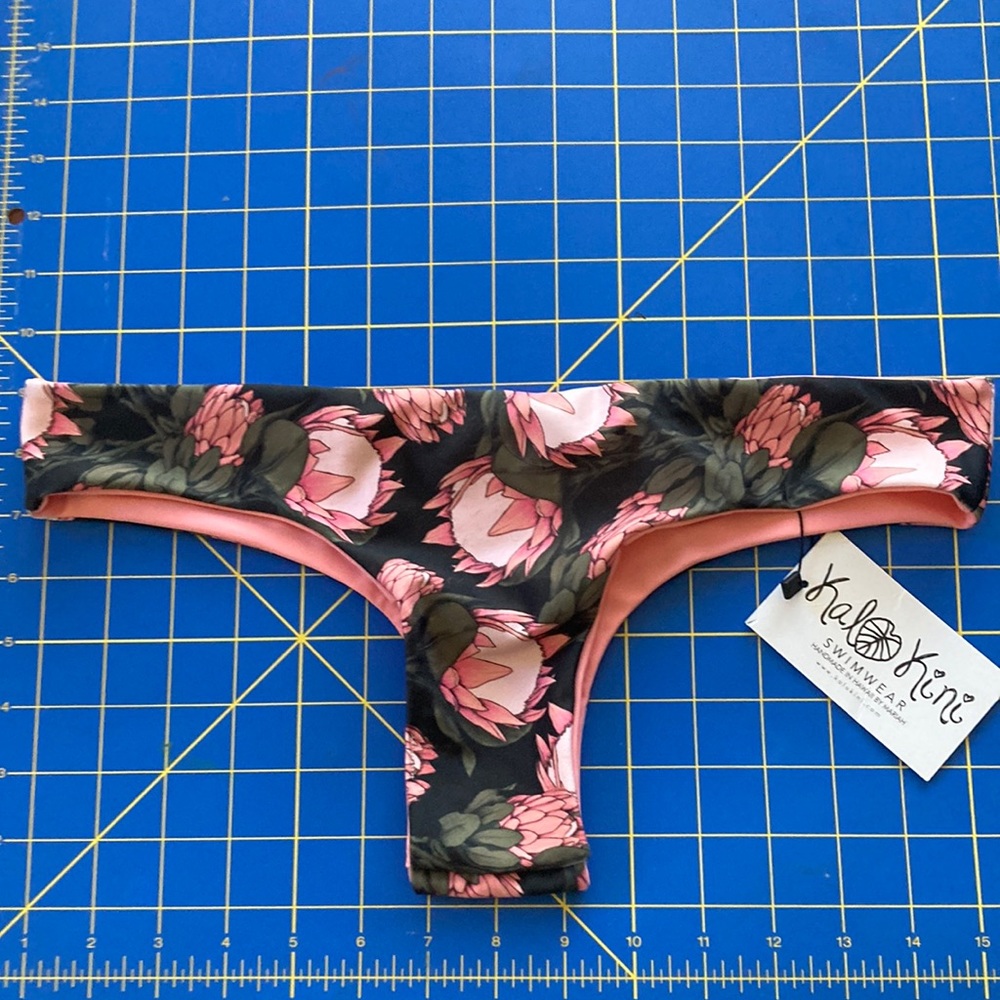 L Kalokini Swim Pink Protea Niu Bottoms NWT